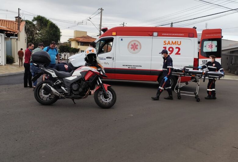 Motociclista de 22 anos cai ao escorregar em pedriscos na Vila Brasília