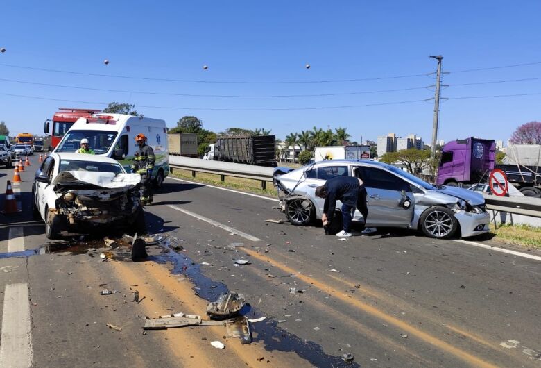 Engavetamento deixa um ferido na Rodovia Washington Luís