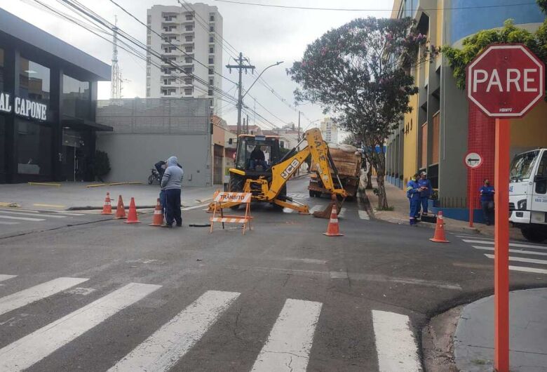 SAAE interdita vias no Centro de São Carlos para manutenção na rede de esgoto