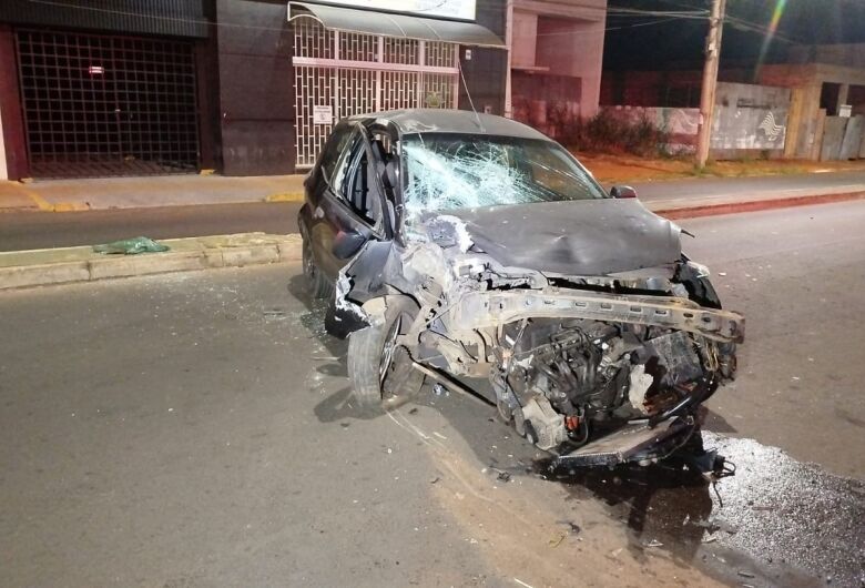Jovem fica ferido após colisão contra poste na avenida São Carlos 