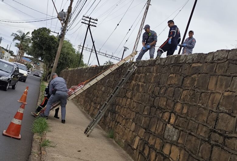 Idoso é resgatado após ser encontrado desorientado próximo à linha férrea em São Carlos 