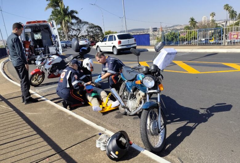 Motociclista sofre queda no pontilhão da antiga Fepasa