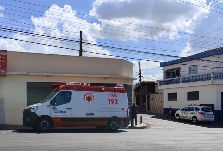 Colisão entre carro e moto no bairro Vila Nery deixa jovem ferida