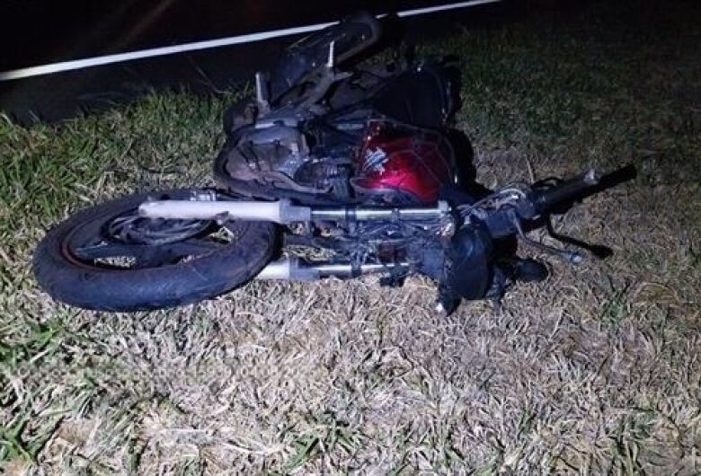 Motociclista morre após colidir contra caminhão e ser atropelado na SP-330