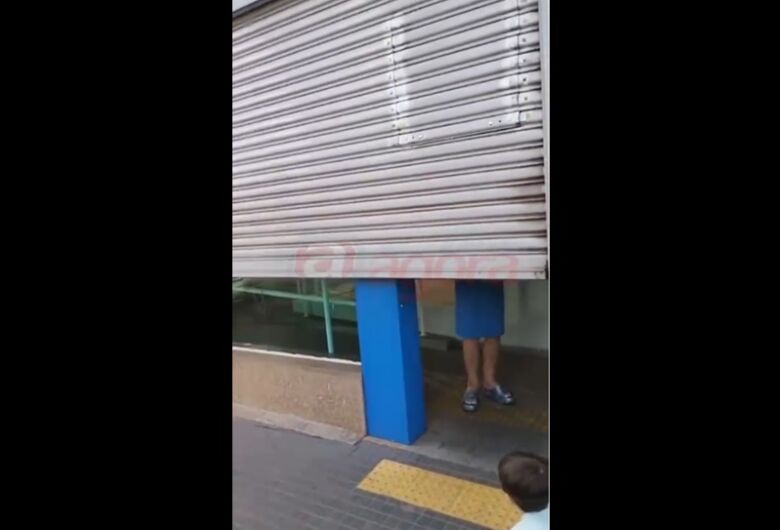 Cliente fica trancada por 40 minutos dentro de banco em São Carlos e passa mal: "Fiquei desesperada"