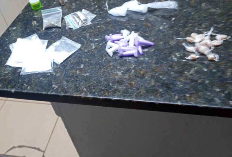 Suspeito foge e Guarda Municipal apreende drogas em Ibaté