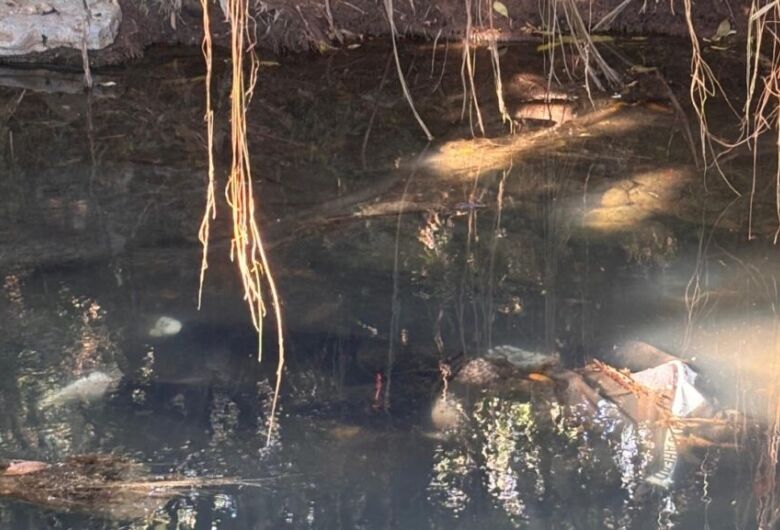 Jovem é encontrado morto com pedras amarradas ao corpo em córrego 