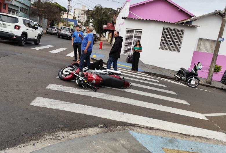 Motoboy de 28 anos cai após frear bruscamente para evitar colisão com carro que avançou o pare
