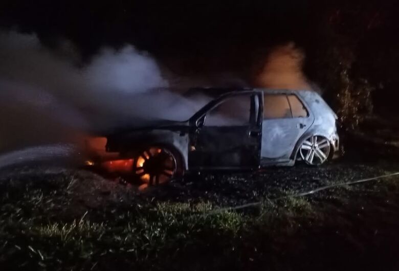 Carro é destruído por incêndio na SP-215 na madrugada deste domingo