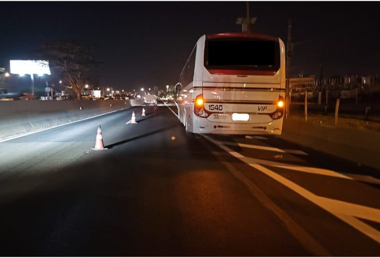 Motociclista morre após colisão e atropelamento na SP-322