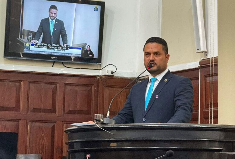Moisés Lazarine toma posse como vereador e lê versículo da bíblia:"Deus tem controle sobre o tempo"