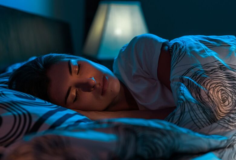 Dormir só à noite ou tirar cochilos ao longo do dia, o que é melhor para a saúde? USP responde
