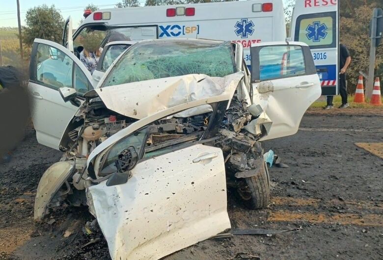 Colisão frontal deixa duas pessoas feridas na SP-304