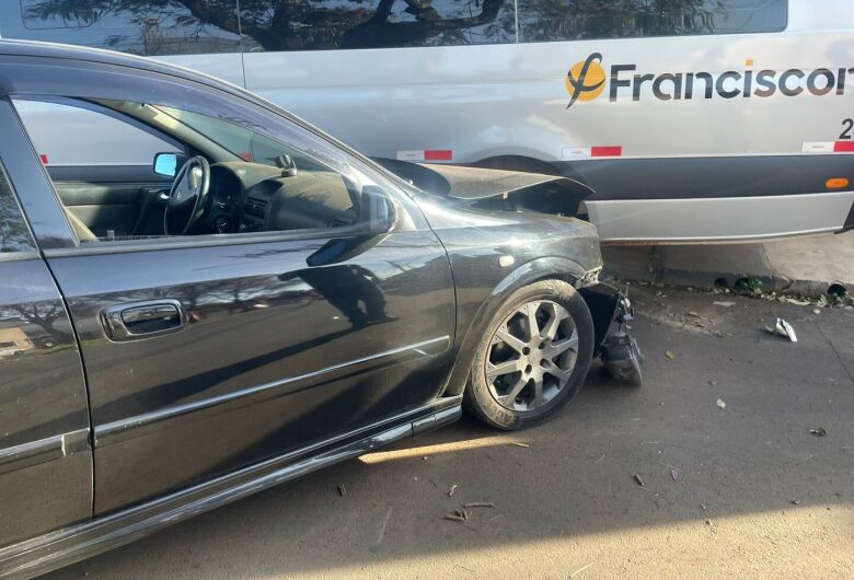 Mulher fica ferida após bater carro em van estacionada na Vila Prado