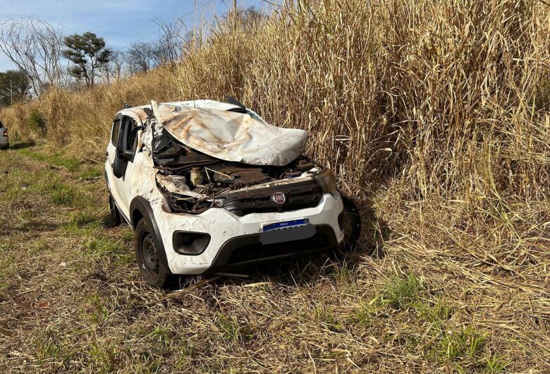 Mãe e filho de 8 anos ficam feridos após acidente de carro em vicinal da região