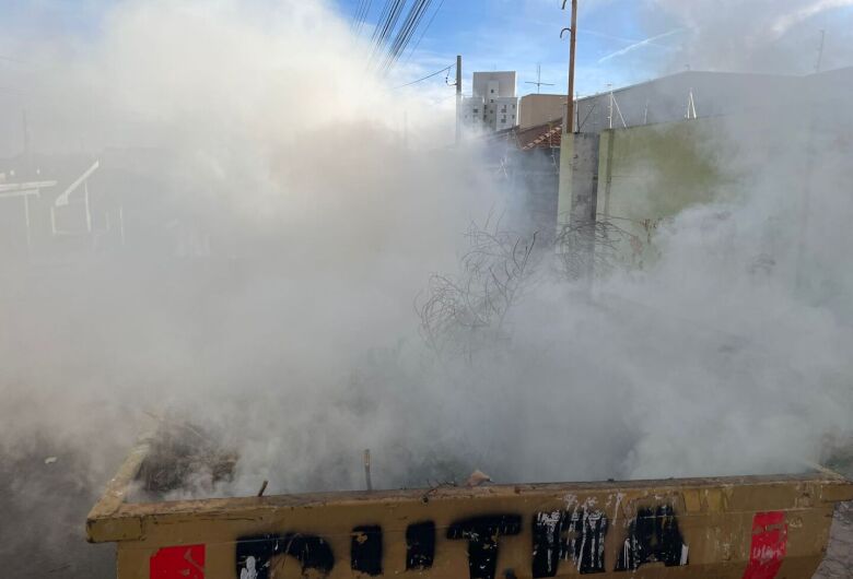 Fumaça intensa em caçamba de entulho assusta moradores na região do Kartódromo