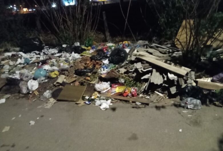 Terreno com descarte irregular de lixo causa transtornos na Vila Brasília