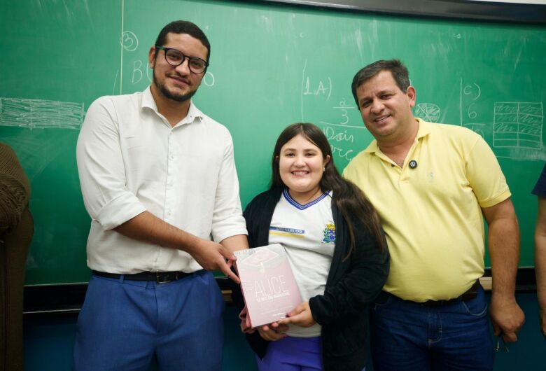 Estudantes da rede municipal recebem kits literários em parceria com o SESI