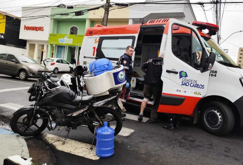 Colisão entre carro e moto deixa entregador ferido na XV de Novembro