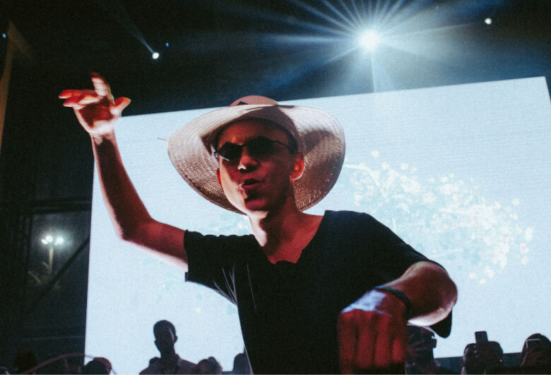 Dj Ilusionize Comanda Pistas Como Quem Hipnotiza Multidões