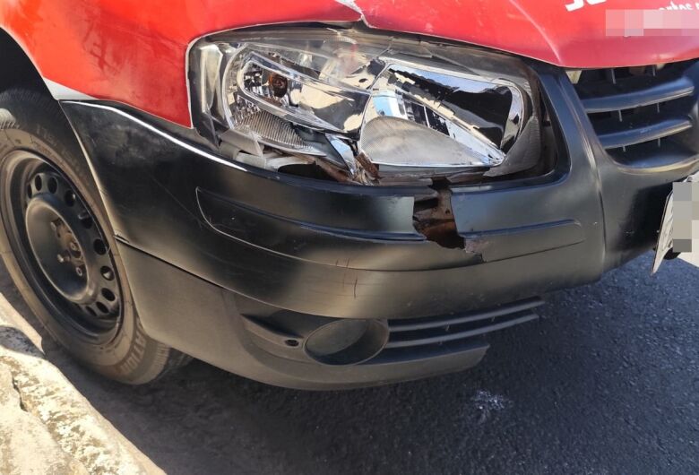 Colisão entre carro e moto é registrada na Avenida São Carlos