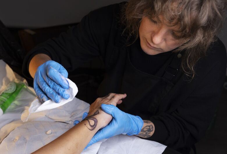 Anvisa suspende suavizante para tatuagem e proíbe solução automotiva