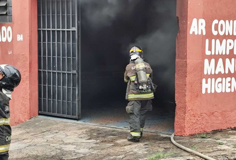 Incêndio atinge barracão comercial na Avenida José Pereira Lopes
