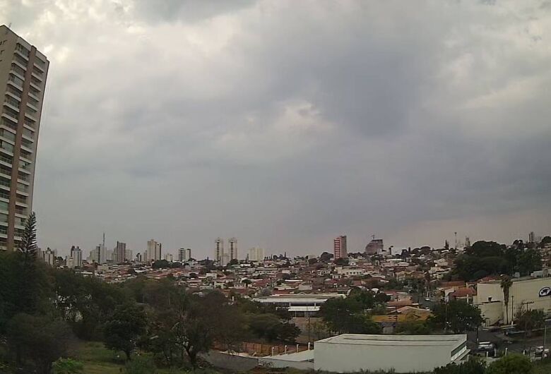 Chuva fraca atinge bairros de São Carlos nesta quarta-feira 