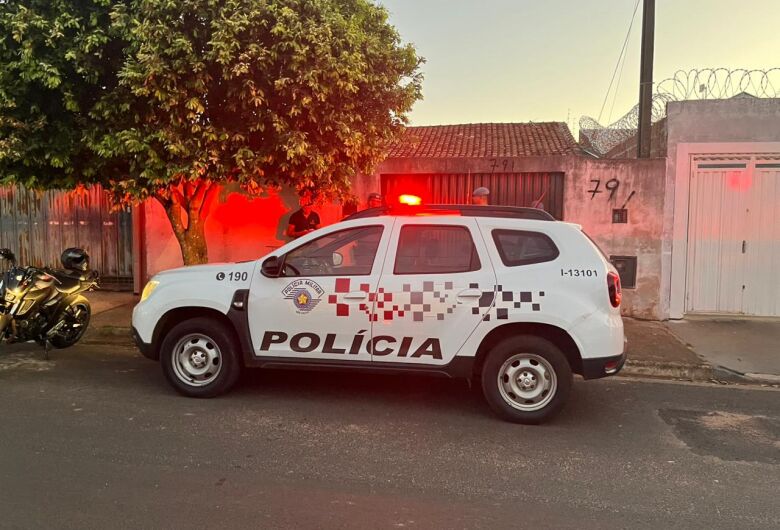 Mulher é assassinada a facadas pelo companheiro na frente dos filhos em Araraquara