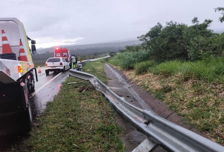 Motorista perde o controle e colide contra defensa metálica na estrada do Broa