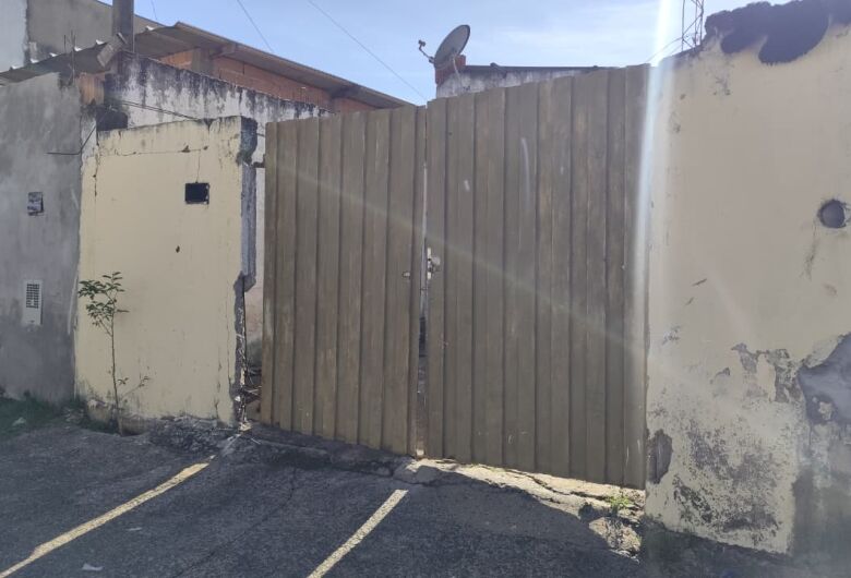 Portão cai durante manobra de carro e mata criança de 2 anos em São Carlos