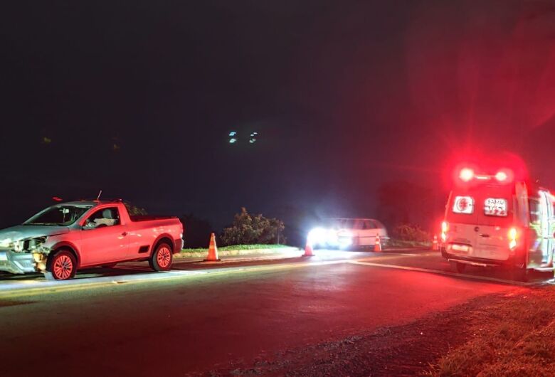 Motorista fica ferido após perder controle e colidir contra mureta em alça de acesso da SP-215