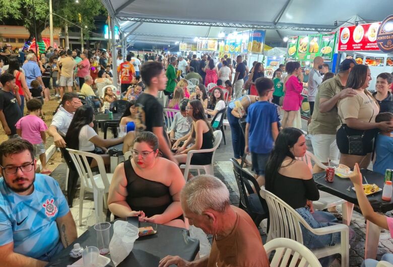 Praça de Alimentação do Encantos de Natal de Ibaté funciona todos os dias