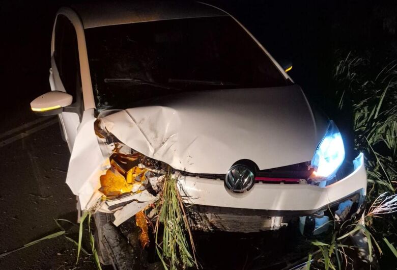 Carro colide contra árvore na estrada vicinal Abel Terruggi