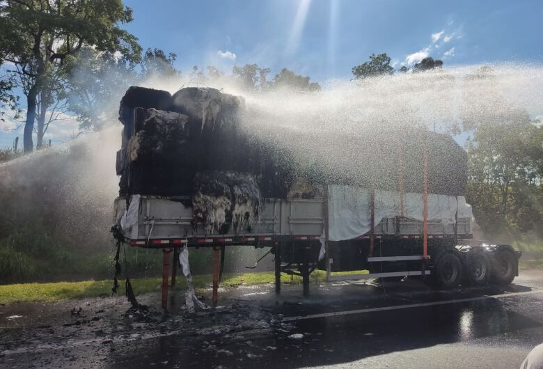 Caminhão carregado com algodão pega fogo e interdita pista da Washington Luís