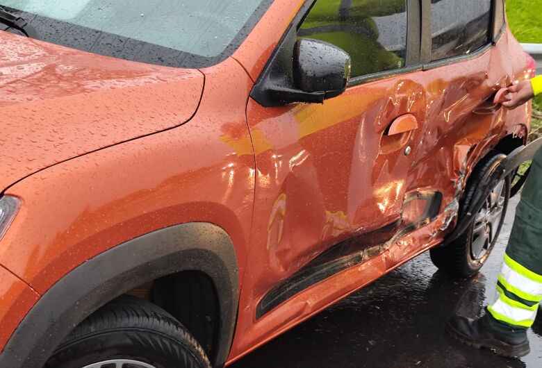 Carro fica prensado em defensa metálica após colisão com caminhão na SP-310