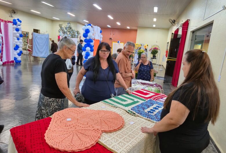 Exposição de artesanato é inaugurada no Centro Comunitário de Ibaté