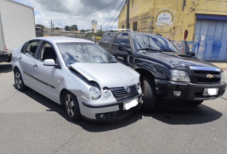Colisão entre carro e caminhonete é registrada na Vila Lutfalla