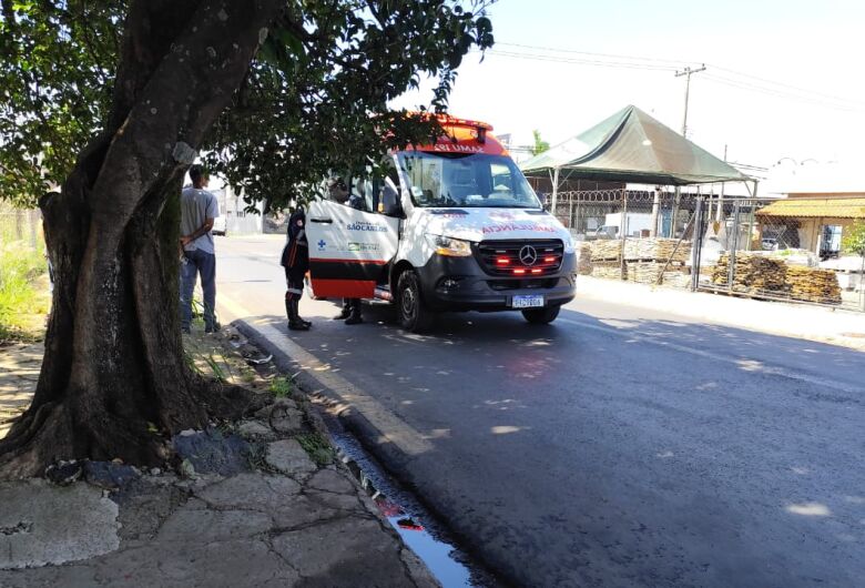 Colisão entre moto e caminhão deixa motociclista ferido no Jardim São Paulo