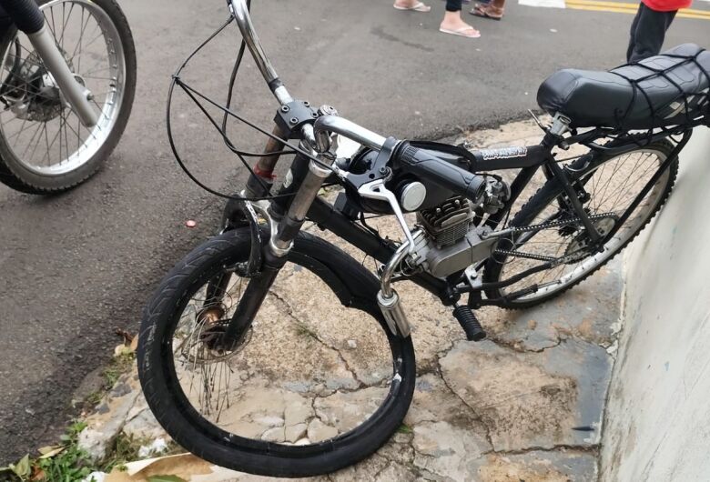 Acidente entre bicicleta motorizada e carro deixa jovem ferido na Vila Brasília