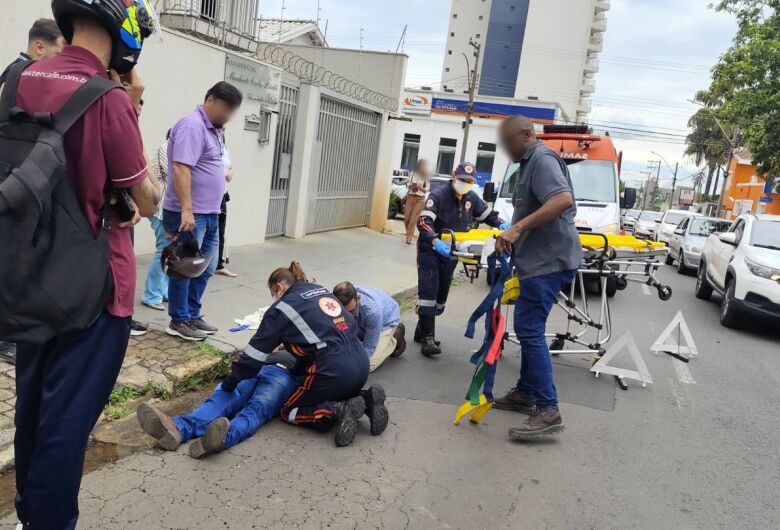 Motociclista fica ferido após colisão na região central de São Carlos
