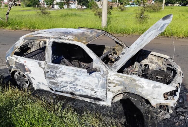 Carro de pai de criança que morreu após queda de portão é incendiado 