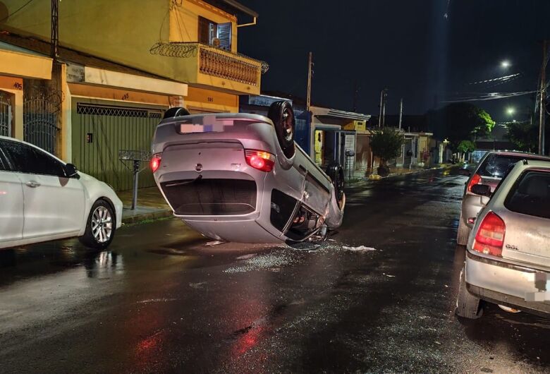 Fiat Palio tomba e atinge veículos estacionados na Vila Brasília