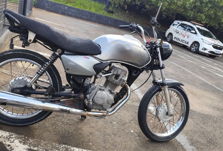Moto sem placa é localizada e jovem é detido após tentativa de fuga 
