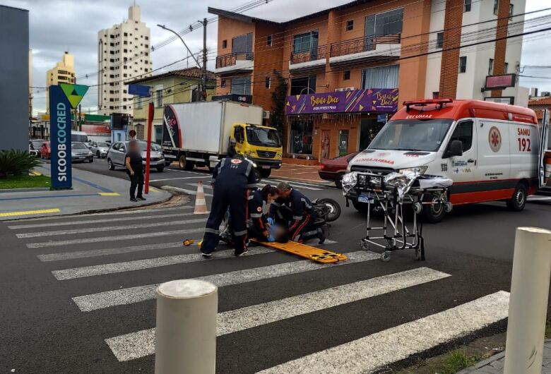 Colisão entre duas motos deixa três feridos no Centro de São Carlos