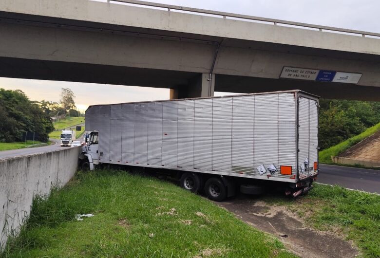 Caminhão perde freio e colide com carro na Rodovia Washington Luís