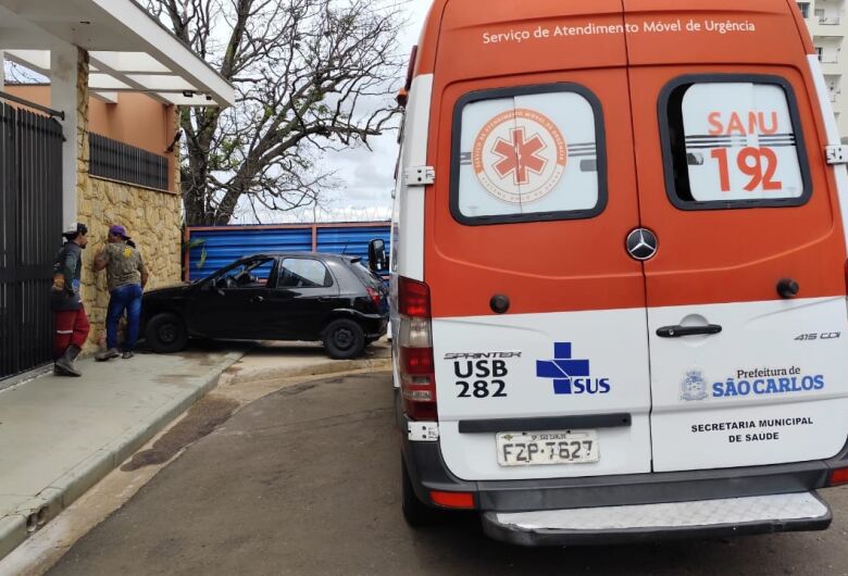 Motorista perde o controle do veículo após mal súbito e colide contra muro