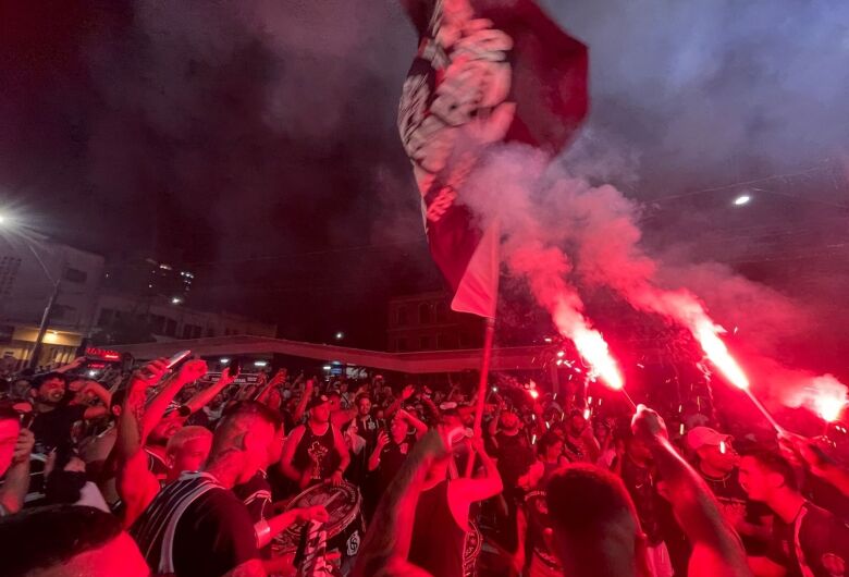 Torcedores do Corinthians comemoram conquista da Copa do Brasil na avenida São Carlos