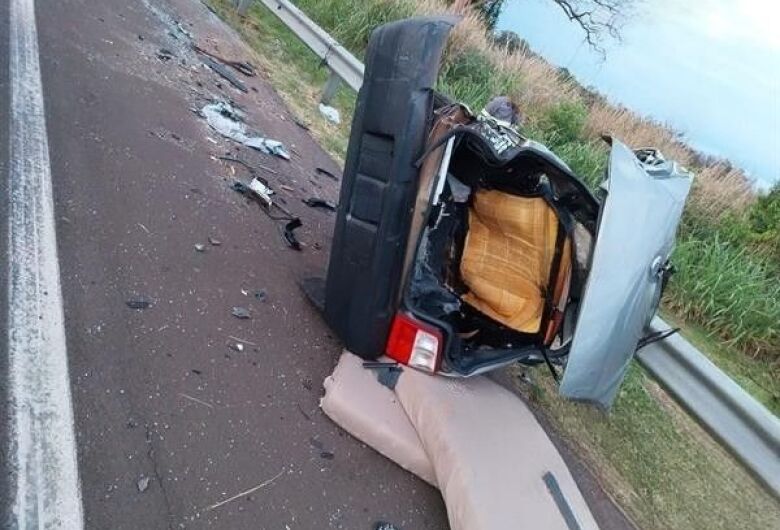 Colisão frontal deixa uma pessoa morta na SP-255, em Boa Esperança do Sul