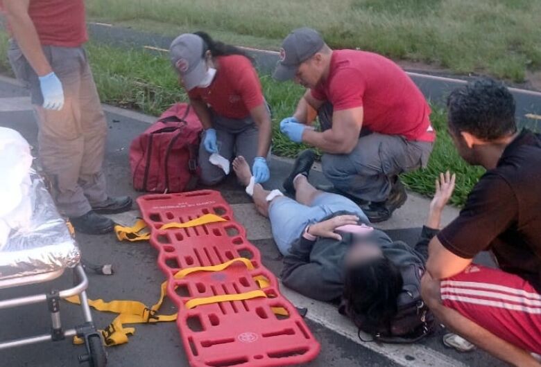 Motociclista fica ferida em acidente na SP-215, em São Carlos